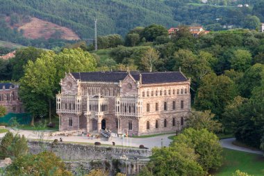 Sobrellano Sarayı 'nın turistler, Comillas, İspanya, Avrupa, 29 Ağustos 2023 yatay manzarası.