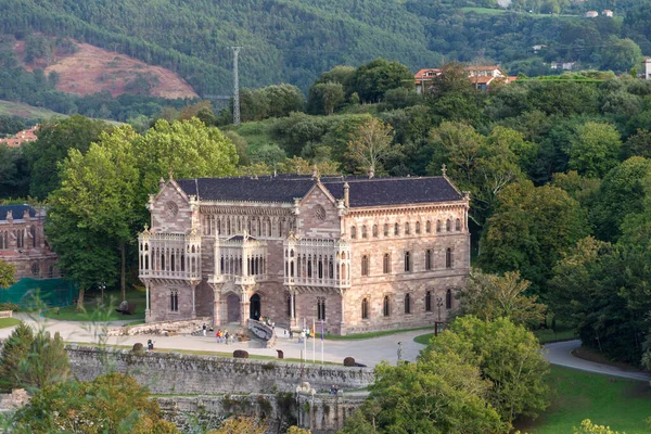Vista Panorámica Del Palacio Sobrellano Con Turistas Comillas España Europa Imagen De Stock