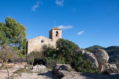 Siurana, Tarragona 'daki Santa Maria Kilisesi, mavi gökyüzü, yatay