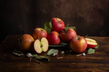 Kırmızı elma ve yaprakların üst görünümü tablo üzerinde, koyu arkaplan, yatay, kopyalama alanı ile