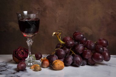 Fındıklı bir demet üzüm ve mermer üzerine kırmızı şarap, kopya alanı ile yatay
