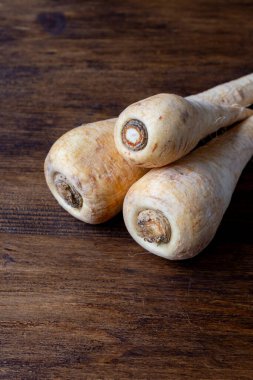 Tahta masadaki üç havucun üst görünümü, kopyalama alanı ile dikey