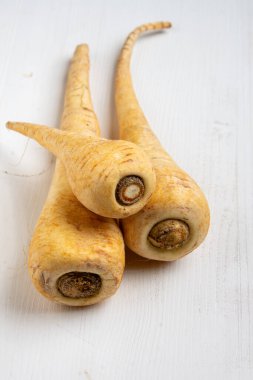 Beyaz ahşap masadaki üç havucun üst görünümü, kopyalama alanı ile dikey