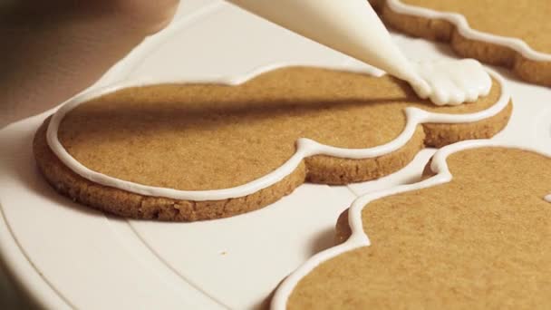 제과점 요리사는 유약으로 진저브레드 쿠키를 장식한다 — 비디오