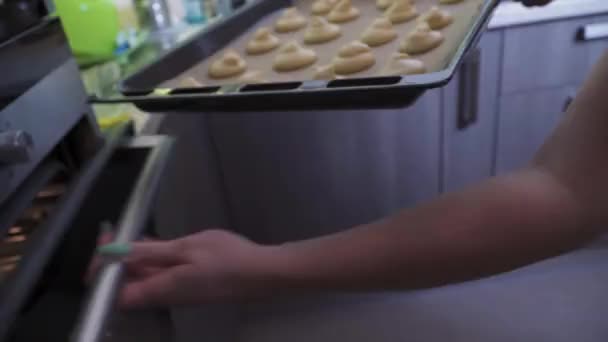Umieścić Tacę Pieczenia Ciastem Dla Profili Piekarniku Zbliżenie — Wideo stockowe