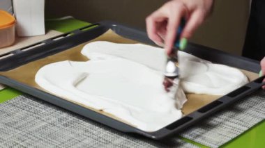 Kremalı pasta rulosu için yumurta beyazı dağıtın.