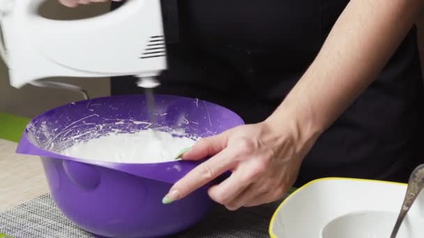 Kremalı Pasta Yapmak Için Yumurta Beyazlarını Mikserle Çırpın Yakın Plan — Stok video