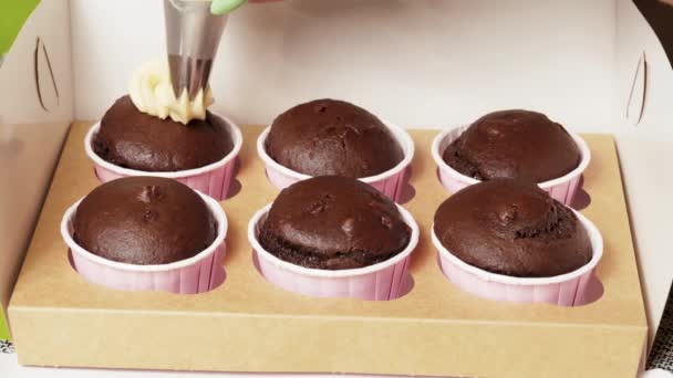 Dekorasi Coklat Cupcakes Dengan Krim Pasta Kacang — Stok Video