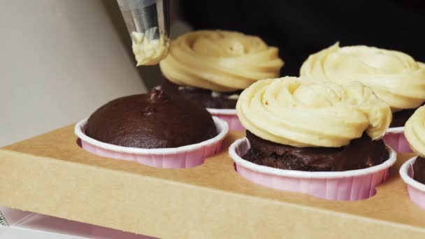 Chokladmuffins Dekorerade Med Jordnötspasta Närbild — Stockvideo