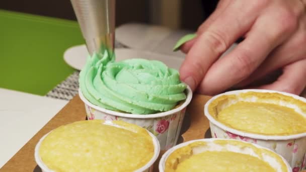 Decora Cupcakes Limón Con Crema Menta Base Requesón Primer Plano — Vídeos de Stock