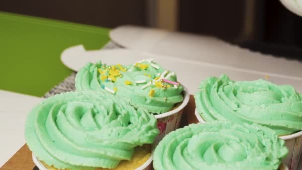 Decore Cupcakes Limão Com Creme Hortelã Polvilhe Açúcar Multicolorido Close — Vídeo de Stock