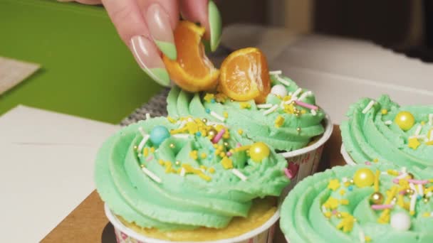 Decore Cupcakes Limão Com Creme Hortelã Cortado Meia Mini Tangerina — Vídeo de Stock