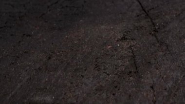 Yukarıdan kamera uçuşu, ahşap bir kesme tahtası üzerinde, yakın çekim video..