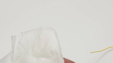 Optik fiber kaynak çalışma akışı, kablo tutucularda yatıyor, yakın plan.