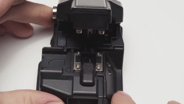光纤焊接工作流 将持卡人堆放在切割机中 — 图库视频影像