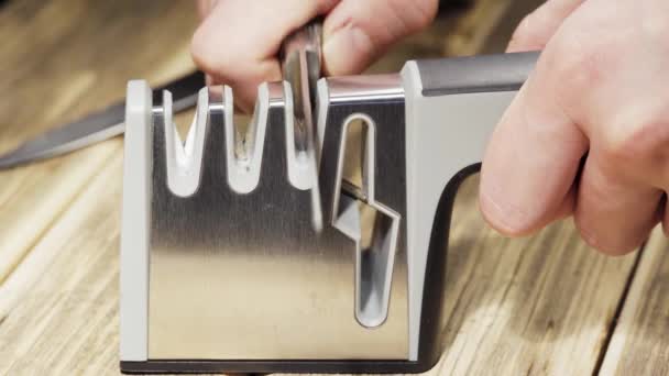 Ακονίζοντας Ένα Σκουριασμένο Μαχαίρι Μια Μηχανή Λείανσης Σπινθήρες Πετούν Κοντινό — Αρχείο Βίντεο