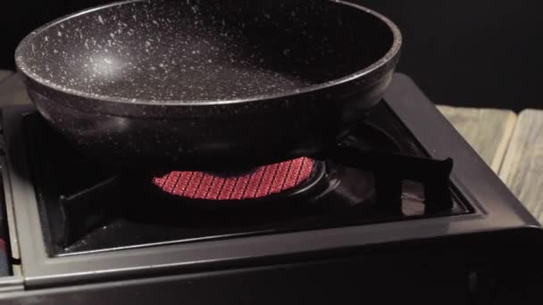 Портативна Газова Керамічна Плита Приготування Їжі Кемпінгу Підпалення Сковороди Ковзання — стокове відео