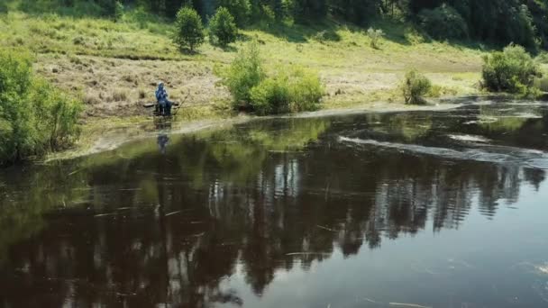 Video Drone Pesca Sul Fiume Pescatore Tira Fuori Una Canna — Video Stock