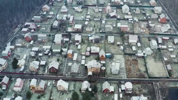 田舎の家を飛び越えて森の中で高価な冬の吹雪ドローンからのビデオ — ストック動画