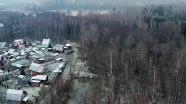 Kır evlerinin üzerinde uçmak, ve ormanda pahalı, kış fırtınası, İHA 'nın videosu..
