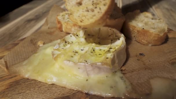 Ragazza Con Unghie Lunghe Immergendo Pezzo Baguette Nel Formaggio Camembert — Video Stock