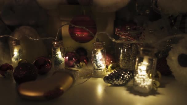 Vánoční Ozdoby Dárky Dekorace Tmě Věnce Sklenicích Vánočním Stromečkem Svíčka — Stock video