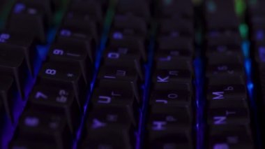 Siyah klavyenin çok renkli arka ışığı. Yakın çekim, kaydırma vuruşu.