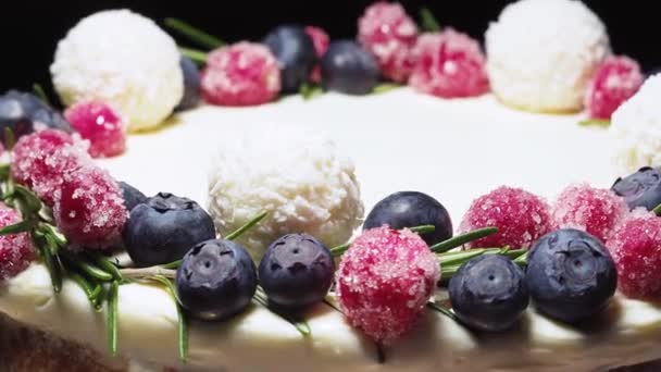 Cake Met Witte Room Bosbessen Veenbessen Met Rozemarijn Snoepjes Met — Stockvideo