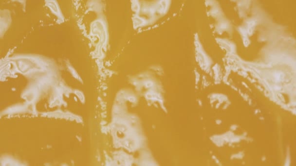 多汁橙子在切碎的 宏观的 滑动的镜头 — 图库视频影像