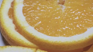 Kesik içinde sulu portakal, makro, sürgülü atış, bir parça yırtılma