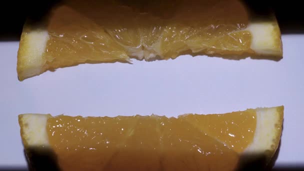 Jugosa Naranja Corte Macro Slider Shot Rayo Luz Que Estrecha — Vídeos de Stock