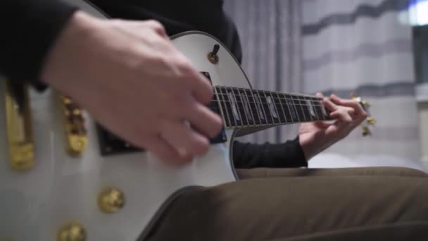 Lära Sig Spela Gitarr Genom Videospel Vit Gitarr — Stockvideo