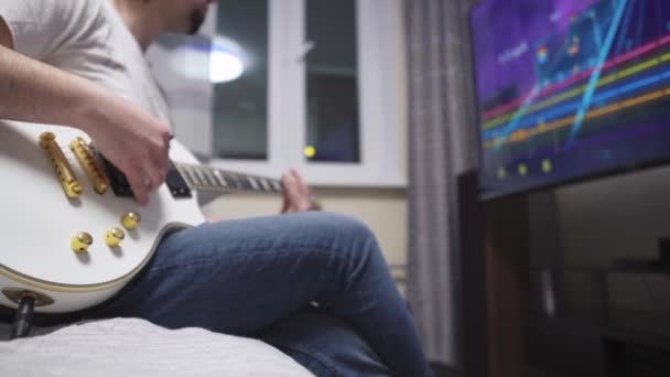 Научиться Играть Гитаре Видеоиграм Белой Гитаре — стоковое видео