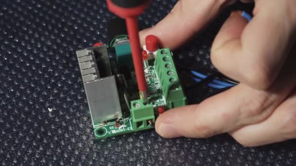 電子基板上のネジ端子へのワイヤの接続 クローズアップ — ストック動画