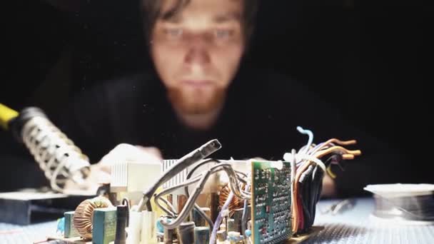Ένας Τεχνικός Επισκευάζει Μια Ηλεκτρική Συσκευή Σβήνει Σκόνη Τραβηγμένο — Αρχείο Βίντεο