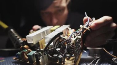 Usta, elektrikli aletleri, teftişi ve sorun çıkarmayı tamir ediyor. Slayt atışı. yakın plan