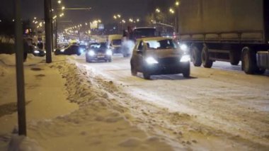 Moskova 'da kar yağışı, yolda bir sürü araba, bir gece şehri..