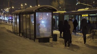Moskova 'da kar yağışı, insanlar otobüse biniyor, gece kenti, çok fazla kar..