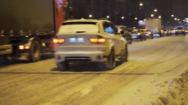 Floresta Neve Moscou Muitos Carros Estrada Uma Cidade Noturna — Vídeo de Stock