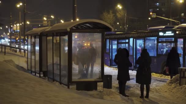 モスクワの雪 人々はバス 夜の街 雪の多くに乗る — ストック動画