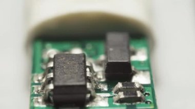 Telefon, kaydırak atışı ve yakın çekim için şarj bağlantısındaki bağlantılar ve mikro devreler.
