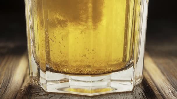 スポットライトの下でビールを注ぐ ビールを飲む 泡と泡 スライド撮影 クローズアップ — ストック動画