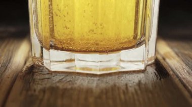 Spot ışıkları altında bira doldurur, bira içer, köpük köpük köpük, kaydırak atışı, yakın çekim.