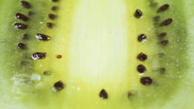 Dilimlenmiş kivi meyvesi, yakın plan tohumlar, slayt videosu