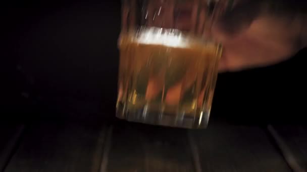 스포트라이트 맥주를 미끄럼틀 클로즈업 — 비디오