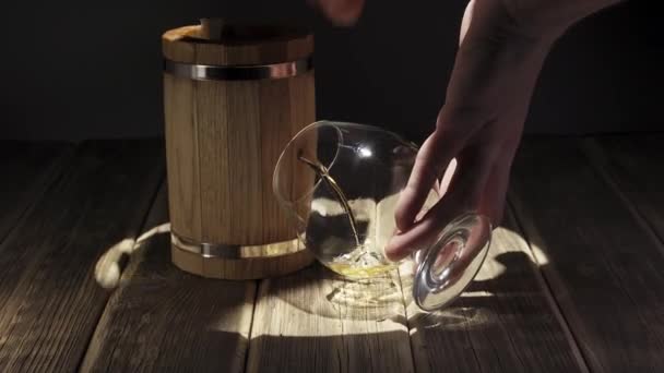 Verter Whisky Casero Mini Barril Roble Diapositiva Vídeo Foco — Vídeos de Stock
