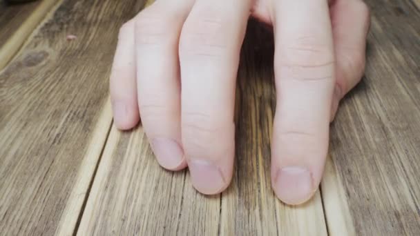 Parmaklarımı Hareket Ettiriyorum Onları Ahşap Masaya Vuruyorum Yakın Plan — Stok video