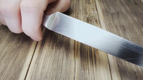 Ich Drehe Das Messer Der Hand Und Prüfe Seine Klinge — Stockvideo