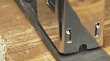 Kaseti inşaat zımbası, video kaydırağıyla tahtaya çiviliyorum.