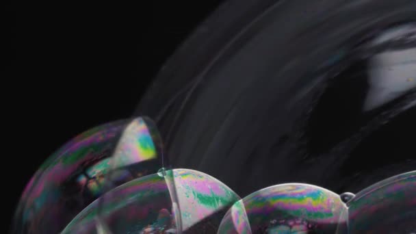 Burbujas Jabón Grandes Patrones Multicolores Reflejados Burbujas Primer Plano — Vídeo de stock